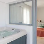 Seanfinity Beachfront شقة *