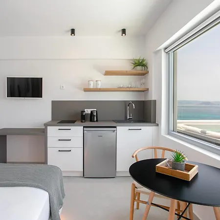 Seanfinity Beachfront Апартаменты *