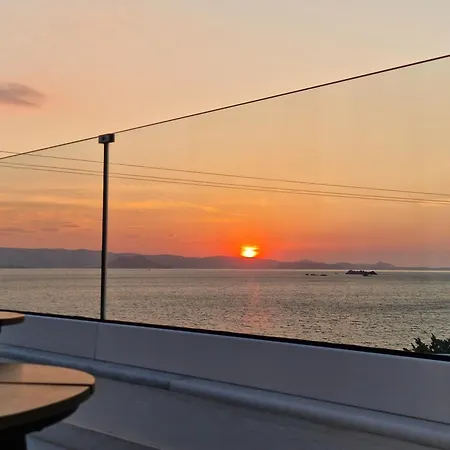 Seanfinity Beachfront Апартаменты *